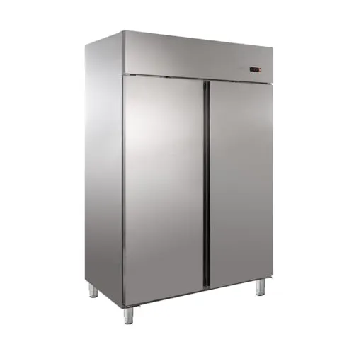 GastroHero Kühlschrank Profi 1400 GN 2/1 - Gastronomiebedarf mit 2 selbstschließenden Türen aus hochwertigem Chrom-Nickel-Stahl, ideal für präzise Temperaturkontrolle und einfache Reinigung.