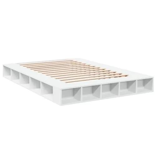 Bettgestell Weiß 150x200 cm - Elegantes Bettgestell aus langlebigem Holzwerkstoff, mit Latten für optimale Matratzenunterstützung und praktischen offenen Fächern für zusätzlichen Stauraum.