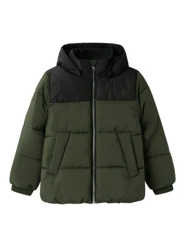 NAME IT Boy Jacke Colorblock - Funktionsjacke mit abnehmbarer Kapuze, aus 100% recyceltem Polyester für umweltbewusste Kids und optimalen Tragekomfort.
