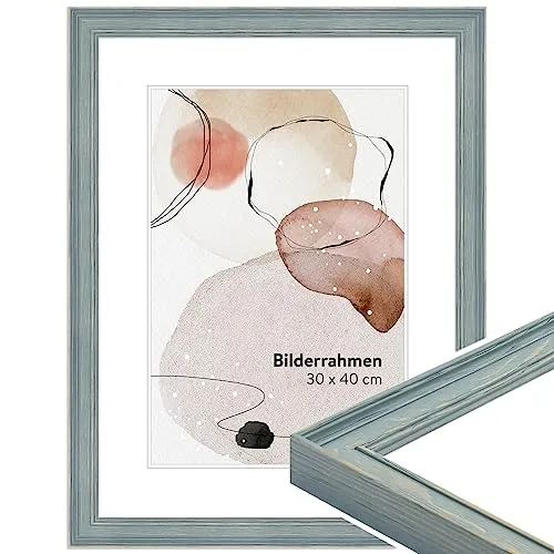 WANDStyle Bilderrahmen Blau, gemasert 30x40 cm - Wand- & Tischbilderrahmen aus hochwertigem Massivholz, ideal für Fotos im 30x40 cm Format. Made in Germany, mit skandinavischem Landhaus-Stil und einfacher Montage für Hoch- und Querformat.