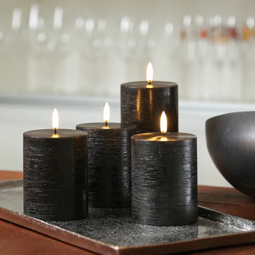 LED Kerzenset PIA - 4er Set in Rustik-Optik - Premium LED Kerzen im eleganten Rustik-Stil, inklusive Fernbedienung und Batterien. Genießen Sie bis zu 1000 Stunden warmweißes Licht mit dimmbaren Stufen und praktischen Timern.