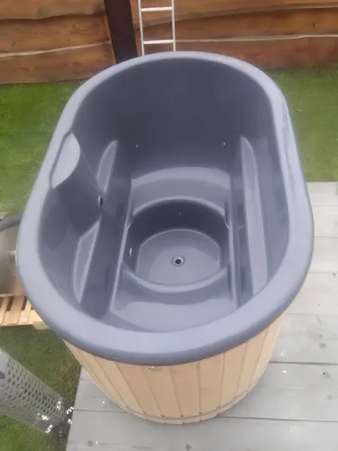 Whirlpool HTO1900 - Externes Badefass mit Holzofen - Außenwhirlpool aus hochwertigem Thermoholz, 750 L Fassungsvermögen, ideal für entspannende Stunden im Garten, inklusive 2 Jahre Herstellergarantie.