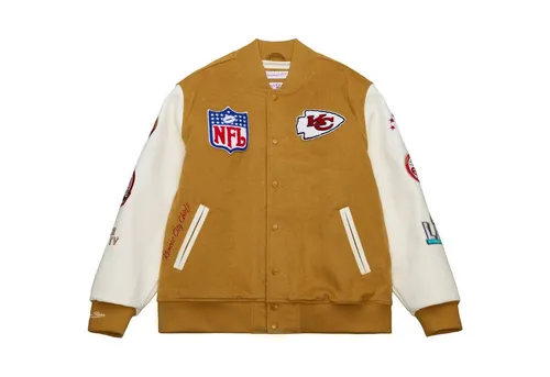 Mitchell & Ness Varsity Jacke DUSTED Kansas City Chiefs - S - Braun - Exklusive NFL Varsity Jacke im Retro-Design. Hochwertige Materialien treffen auf stylische Patches und Stickereien. Perfekt für Fans, die Vintage-Sportswear lieben.