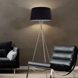 Elegante Stehlampe mit 3 Beinen und E27 Fassung