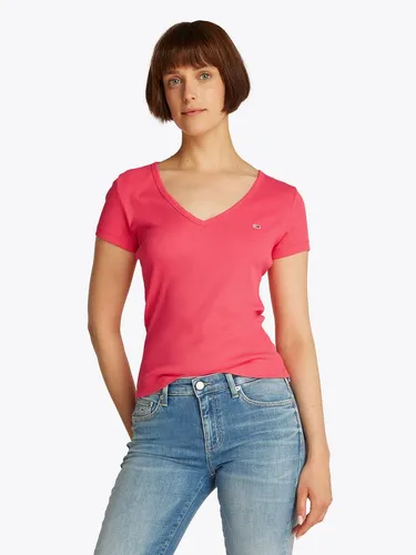 Tommy Jeans T-Shirt TJW SLIM ESSENTIAL RIB V SS mit Logostickerei, Amour - Modisches T-Shirt in slim fit mit tiefem V-Ausschnitt und Logostickerei, ideal für lässige Outfits. Hergestellt aus elastischer Rippware für optimalen Tragekomfort.