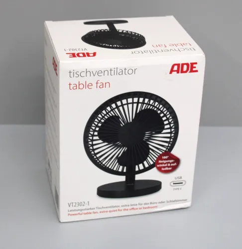 ADE Tischventilator - Leiser USB-Ventilator mit Netzteil und Akkubetrieb - Tischventilatoren für heiße Tage, nur 22 dB laut, bis zu 7,5 Stunden Akkulaufzeit und 180° Neigungswinkel für individuelle Kühlung.