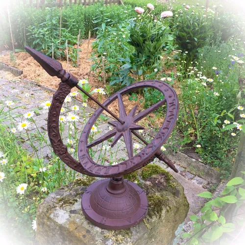 Sonnenuhr Garten Dekoration Terrasse, Pfeilerfiguren - Gartenuhr im Landhausstil - Sonnenuhr im Landhausstil aus Gusseisen, ideal für die stilvolle Gestaltung von Garten und Terrasse. Ein antiker Blickfang mit dekorativen Verzierungen, der Ihrem Außenbereich Charme verleiht.