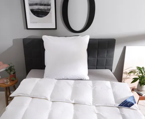 Otto Keller Gänsedaunenbettdecke + Kopfkissen Bella, Bettwaren-Set in 135x200 oder 155x220 cm, Sommer oder Winter, Füllung: Bettdecke: 90% Daunen, 10% Federn, Kopfkissen: 70% Federn, 30% Daunen, Bezug: 100% Baumwolle, Bettdecke 135x200 cm, 155x220 cm. GRATIS DAZU: Schlafspray