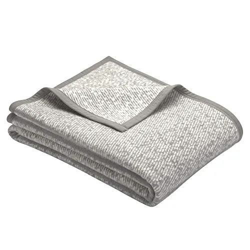 bugatti 3238 Kuscheldecke 150x200 cm - Hellgraue Wolldecke aus Baumwollmischung - Bettdecken mit trendigem Muster, pflegeleicht und hautsympathisch dank 58% Baumwollanteil. Maschinenwaschbar und Oeko-Tex zertifiziert für ein sicheres Gefühl.