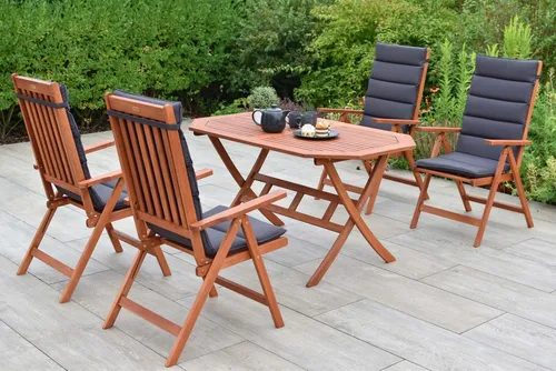 Merxx Gartenmöbel Set Vitoria 9tlg. - Klappsessel & Klapptisch aus Eukalyptus - Klassisches 9tlg. Gartenmöbelset mit 4 Klappsesseln und verstellbaren Rückenlehnen für optimalen Komfort. Der praktische Klapptisch (135 x 85 cm) und die modernen grauen Auflagen runden das Set ab. Ideal für entspannte Stunden im Garten.