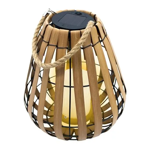 Solar Laterne mit LED Kerze - Gartenleuchte in Holz Optik - Außenlaterne mit warm weißer LED Kerze und Flackereffekt, solarbetrieben für bis zu 6 Stunden Leuchtdauer. Ideal zum Hängen oder Stellen, perfekt für stimmungsvolle Gartenbeleuchtung.