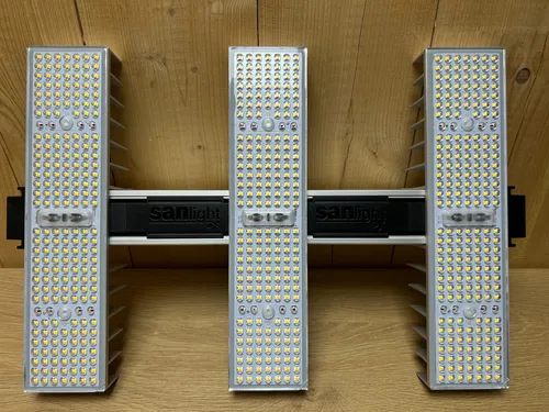 SANlight EVO LED Set 60 - 200W für 60x60cm - Pflanzenzubehör für Indoor-Anbau mit hoher Effizienz und homogener Lichtverteilung, ideal für anspruchsvolle Kulturen. IP65 Schutz gegen Staub und Wasser.