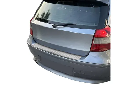 OMAC Ladekantenschutz für BMW 1er E87 5tür (2004-2011) - Chrom Gebürstet - Abdeckblenden mit rostfreiem Edelstahl für langlebigen Schutz der Ladefläche. Einfache Montage ohne Bohren, schützt vor Kratzern und bietet ein elegantes Design.