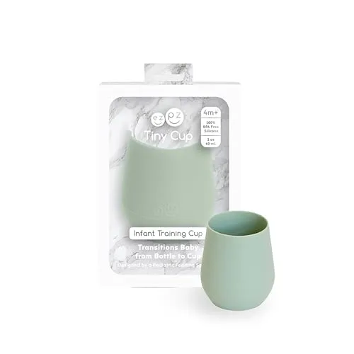 ezpz Tiny Cup für Babys Salbei – Trinklernbecher für selbstständiges Trinken, ergonomisch & rutschfest, 60 ml, ab 4 Monaten – spülmaschinengeeignet