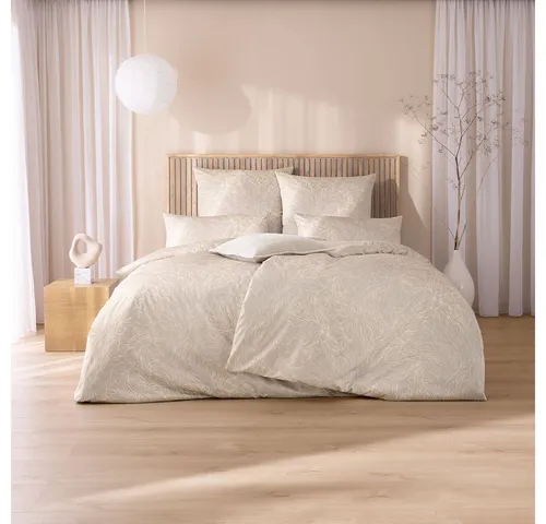 Estella Bettwäsche Sabine – Edler Schweizer Satin, 3-teilig - Die 3-teilige Bettwäsche Sabine aus 100% Baumwolle bietet natürlichen Komfort und stilvolle Eleganz. Das moderne Blättermuster ergänzt harmonisch jede Einrichtung und sorgt für ein gemütliches Schlafzimmerambiente.