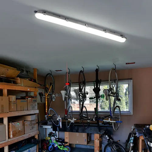 LED Hallenlampe IP65 - 48W Wannenleuchte für Garagen - LED-Lampe mit IP65 Schutzart, ideal für feuchte Umgebungen. Mit 5760 Lumen und kaltweißem Licht sorgt sie für optimale Ausleuchtung in Garagen und Werkstätten.