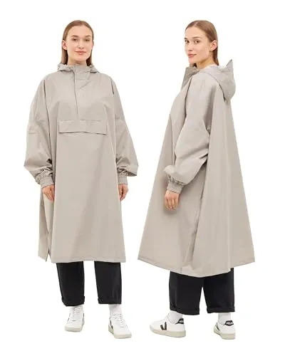 LARKSON Regenponcho Lykke - Wasserdichtes Regencape - Regenjacken, 100% recyceltes Polyester, Wassersäule 10.000 mm, ideal für nasses Wetter mit verschweißten Nähten und praktischem Halbreißverschluss.