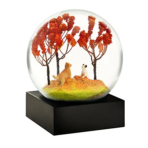 CoolSnowGlobes Herbstfreunde Schneekugel - Nussknacker mit handgefertigter Schneekugel, die einen Golden Retriever und Jack Russell Terrier im Laub zeigt. Ein einzigartiges Deko-Highlight für Ihr Zuhause!