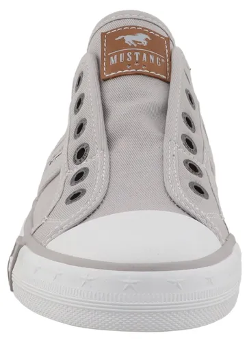 Mustang Damen Canvas Sneaker Grau - Trendige Damen Canvas Sneaker in Grau, ideal für warme Tage. Mit praktischer Slip-on Funktion und leichter Textil-Oberfläche bieten sie hohen Tragekomfort und unkomplizierten Einstieg.