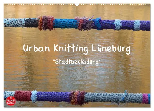 Martina Busch | Urban Knitting Lüneburg - Wandkalender 2026 - Kreativer Wandkalender für 2026 im DIN A2 Format. Entdecken Sie die einzigartige Stadtbekleidung, die urbanen Raum mit Wärme und Charme füllt. Ideal für Kunstliebhaber und als Geschenk.