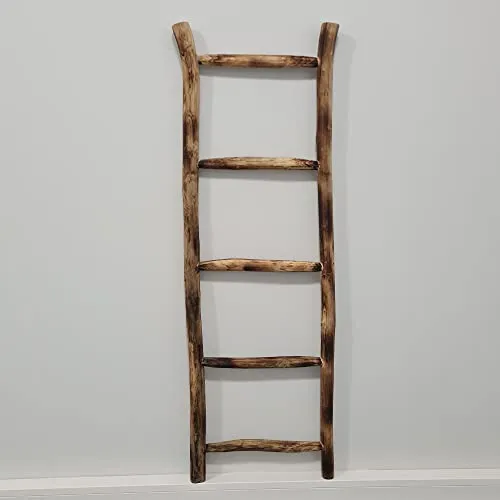 Teak Deko-Leiter KEPALA - Handtuchhalter und Kleiderständer - Garderobenständer aus geflammtem Teakholz, ideal für trockene Handtücher und als stilvolles Dekorationselement in jedem Raum.