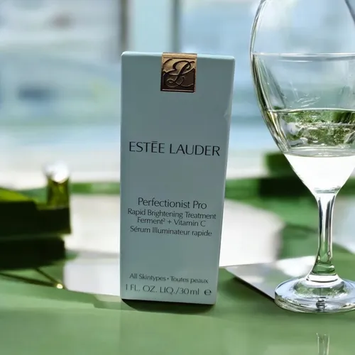 Estée Lauder Perfectionist Pro Rapid Brightening Treatment + Vitamin C *NEU* - Anti-Faltenprodukte: Intensiv-Serum mit Vitamin C für strahlende Haut, ideal für alle Hauttypen und sorgt für ein jugendliches Aussehen.