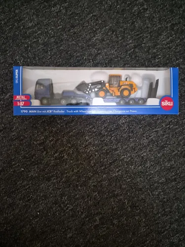 SUPER MAN LKW mit Tieflader und JCB Radlader - Spielzeug: Modellfahrzeug im Maßstab 1:87, ideal für kreative Spielstunden und für Kinder ab 36 Monaten geeignet.