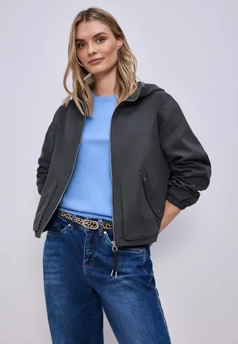 STREET ONE Kurzjacke aus softem Baumwoll-Mix - Moderne Kurzjacke im Unifarben-Look von STREET ONE. Mit Kapuze, Reißverschluss und elastischen Bündchen für lässigen Tragekomfort. Perfekt für Übergangszeiten und vielseitig kombinierbar.