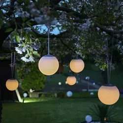 LED Solar Kugelleuchte - Gartenkugel mit Gummiaufhängung, 20cm - Lampen für Außen - Wetterfest mit Solarpanel, bietet bis zu 8 Stunden warmweißes Licht und einfache Montage durch flexibles Gummiband.