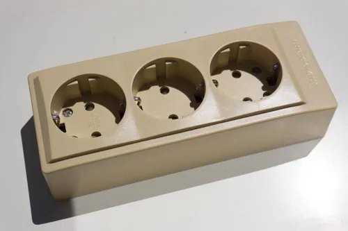 Aufputz STECKDOSE  Schutzkontakt 3-fach Kinderschutz schuko kombi Kreme new