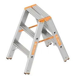Layher Topic 1043 Stufenstehleiter 2x3 Stufen - Leitern mit breiten, bequemen Stufen für sicheren Stand. Robuste Konstruktion mit Kunststoffummantelten Stahlscharniere und Verstärkungswinkeln für höchste Stabilität.
