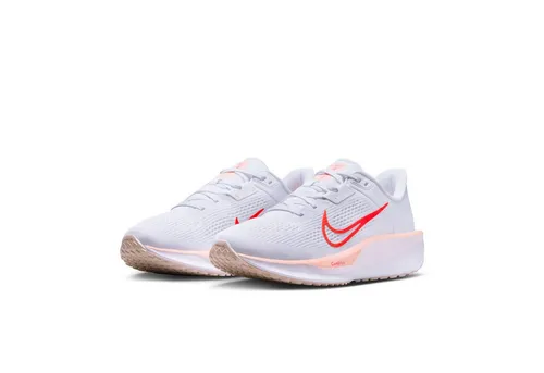 Nike Quest 6 Straßenlaufschuh für Damen - White/Bright Crimson-Washed Coral, 40.5 EU - Laufschuhe mit optimaler Passform und hohem Komfort, ideal für alle Oberflächen und schnelle Bewegungen.