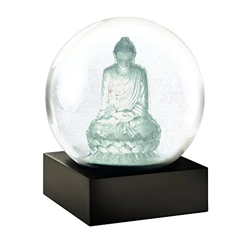 CoolSnowGlobes Kristallbuddha Schneekugel - Handgefertigte Schneekugel mit Kristallbuddha auf Lotusblüte, verzaubert durch sanften Glitzer und eleganten mattschwarzen Sockel. Perfekte Wohnkultur für zeitlose Schönheit.