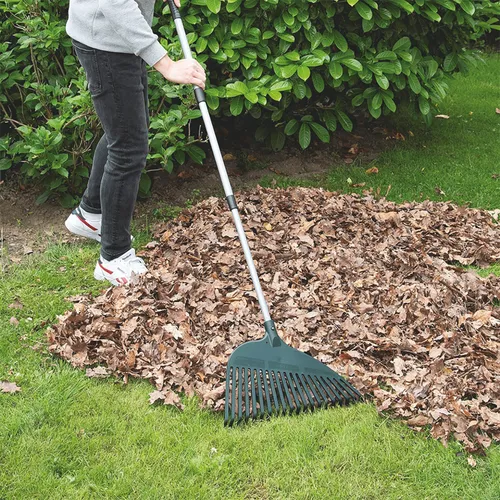 Maximex Flexibler Rechen mit Teleskopstiel - Gartenwerkzeug für effizientes Arbeiten, ideal für präzises Rechen und Laubentfernung in jedem Garten.