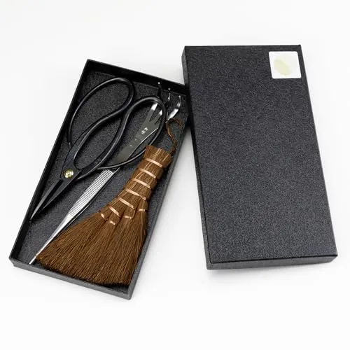 Wazakura 3-teiliges Japanisches Bonsai Werkzeug Starter Set - Werkzeugset für Bonsai-Anfänger, bestehend aus traditionellen Scheren, Pinzetten und Besen, gefertigt aus hochwertigem Kohlenstoffstahl für optimale Kontrolle und Benutzerfreundlichkeit.
