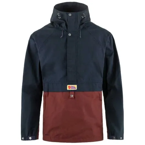 Fjällräven Vardag Anorak Men Dark Navy/Maroon (XL) - Jacke aus G-1000 für Winteraktivitäten und Alltag, wind- und wasserabweisend, mit verstellbarer Kapuze und praktischen Taschen für optimalen Komfort.