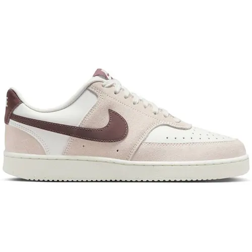 Nike Sneaker W Court Vision Lo IB5873-121 - Sportlicher Look in Weiß - Sportlicher Sneaker mit recyceltem Obermaterial und flachem Design. Ideal für den täglichen Einsatz, bietet er Komfort und Stil mit einer robusten Gummilaufsohle.