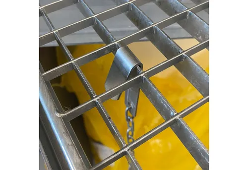 ECI Tools Gitterrostsicherung ECI® Lichtschacht-Schutz - Treppen Gitterrostsicherung aus verzinktem Stahl für optimalen Einbruchschutz und Sicherheit, verhindert zuverlässig das Aufhebeln von Gitterrosten.