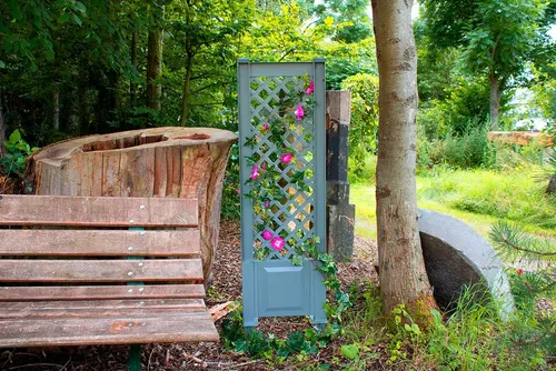 KHW Rankgitter mit Erdspieß, 43x6x140 cm - Spalier aus UV-beständigem Kunststoff, ideal für den Garten, winterfest und erweiterbar für eine individuelle Gestaltung.