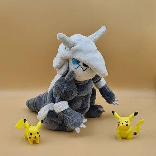 Kuscheltier Stolloss - POKÉMON Original 16 cm Plüsch - Kuscheltiere - Hochwertiges POKÉMON Plüschtier Stolloss, 16 cm groß, ideal zum Kuscheln und Spielen für Fans jeden Alters.