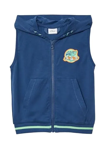 s.Oliver Kurzweste Sweat-Weste mit Kapuze und Stickerei - Kurzwesten für aktive Kids, aus kuscheligem Baumwollmix-Jersey, ideal für Spielplatzabenteuer mit fixierter Kapuze und niedlicher Stickerei.