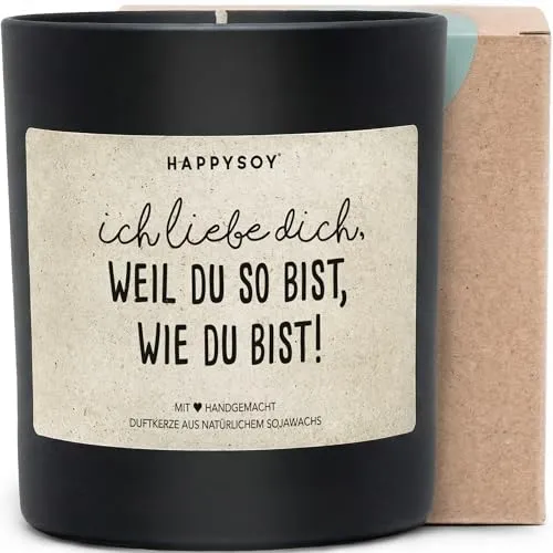 HAPPYSOY Duftkerze im Glas mit Liebesbotschaft – Handgemachte Sojawachs-Kerze für besondere Anlässe - Zeige deine Zuneigung mit dieser einzigartigen Duftkerze aus 100% Sojawachs. Perfekt als Geschenkidee für den Valentinstag oder besondere Momente. Genieß die langanhaltende Brenndauer und den blumig-fruchtigen Duft, der dein Zuhause verzaubert.