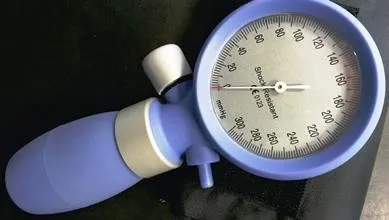 Ca-Mi P-200 Sfigmomanometro - Präzises Blutdruckmessgerät für eine einfache und zuverlässige Blutdrucküberwachung zu Hause.