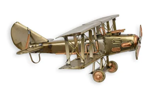 Aubaho Dekoobjekt Doppeldecker Flugzeug Retro Design - Erleben Sie das stilvolle Dekoobjekt eines doppelstöckigen Flugzeugs im Retro-Design. Ideal für Sammler und als Blickfang in jedem Raum, verleiht es Ihrer Einrichtung einen Hauch von Abenteuer und Geschichte.