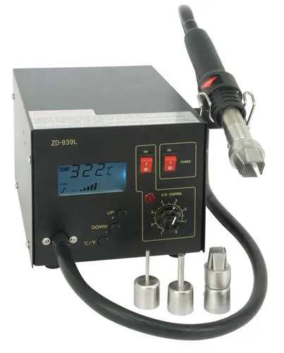 Pollin Heißluft-Lötstation ZD-939L mit LCD und 4 Wechseldüsen - Lötgeräte mit 320 W Leistung und regelbarer Temperatur (160-480 °C) für präzises Arbeiten an SMD-Bauteilen und Schrumpfschläuchen. Ideal für ESD-sicheres Arbeiten ohne Bauteilberührung.