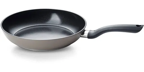 Fissler Essential Bratpfanne 28 cm - Keramikbeschichtet, Made in Germany - Hochwertige Keramikbeschichtung für perfekte Bratergebnisse. Diese Pfanne aus 100% recyceltem Aluminium ist für alle Herdarten geeignet und überzeugt mit ergonomischem Griff für müheloses Handling.