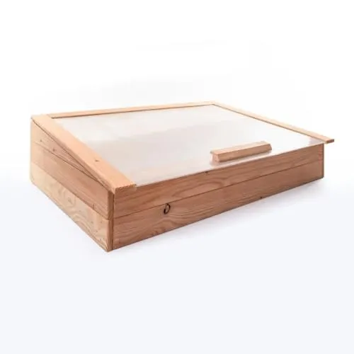 Mega Holz Premium Frühbeet 116x76x30 cm - Wetterfestes Hochbeet mit Klappdeckel - Verlängern Sie die Gartensaison mit diesem hochwertigen Frühbeet aus europäischer Lärche. Mit einem stabilen Klappdeckel und Polycarbonat-Fenstern ist es ideal für Garten, Balkon & Terrasse.