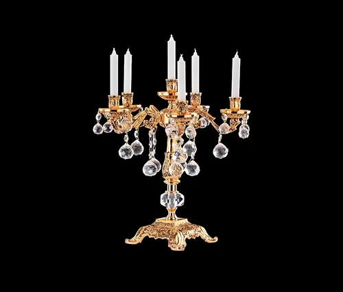 Eleganter Gold-Kerzenständer im Barockstil - Stilvoller Kerzenhalter aus Kristall und Messing für jeden Raum. Mit einer Höhe von 36 cm und einem Durchmesser von 34 cm setzt er besondere Akzente in Ihrem Zuhause.