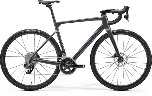 Merida SCULTURA 7000 V3 XXS DARK GREY(PURPLE) - Sportliches Rennrad - Das Merida SCULTURA 7000 V3 in Größe XXS überzeugt durch agiles Handling und modernes Design. Ideal für sportliche Fahrer, die Wert auf Präzision und Komfort legen. Perfekt für Training und schnelle Ausfahrten.