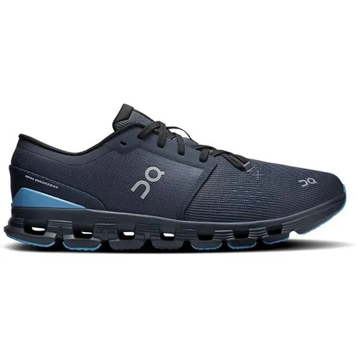 ON Herren Workoutschuhe Cloud X 4 - Flexibel für dein Training - Vielseitige Gym-Schuhe für optimale Bewegungsfreiheit. Ideal für dein Feel-Good-Workout. Hochwertige Sportartikel und Bekleidung für alle Sportarten im INTERSPORT Online-Shop.